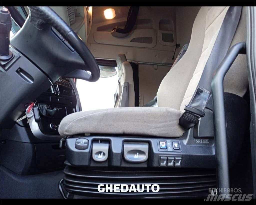 Iveco AS440S48T/P Camiões de caixa fechada