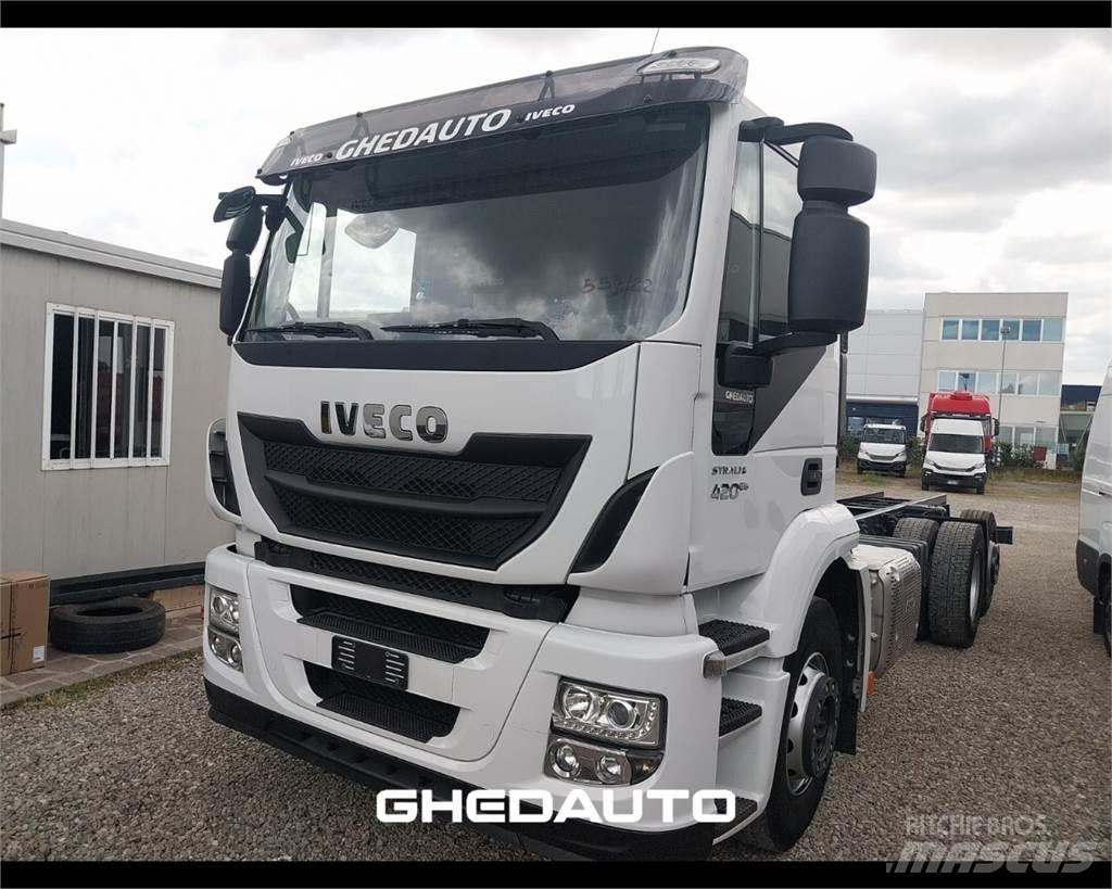 Iveco AT260S40Y/PS Camiões de caixa fechada