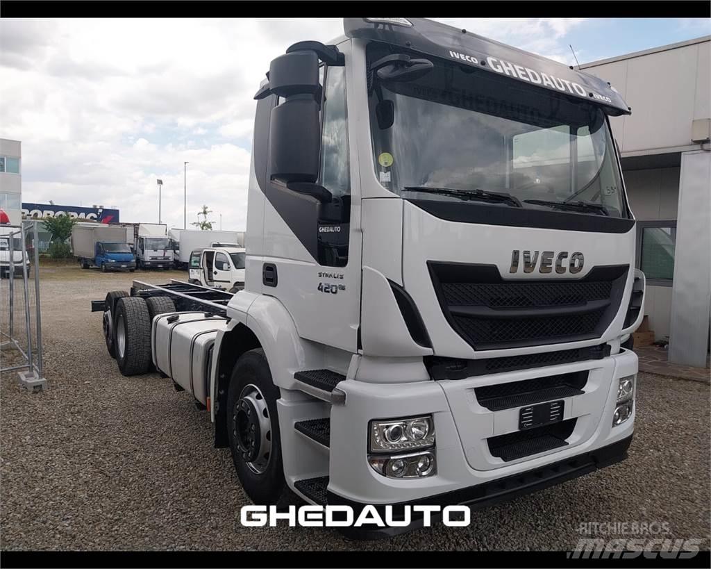 Iveco AT260S40Y/PS Camiões de caixa fechada