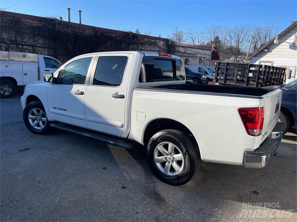 Nissan Titan Pick up de caixa aberta