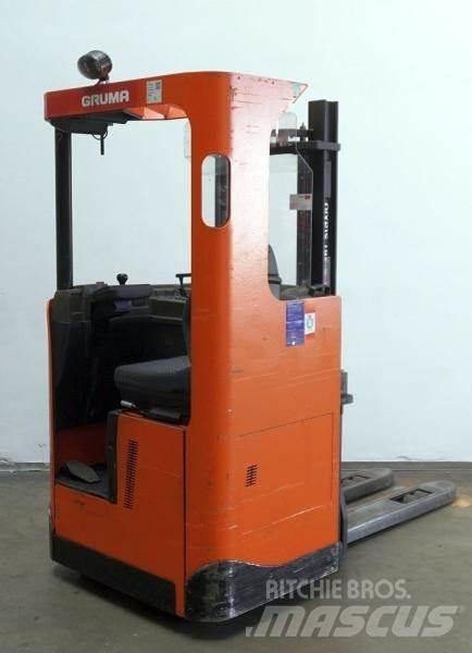 BT SRE135 Self propelled stackers