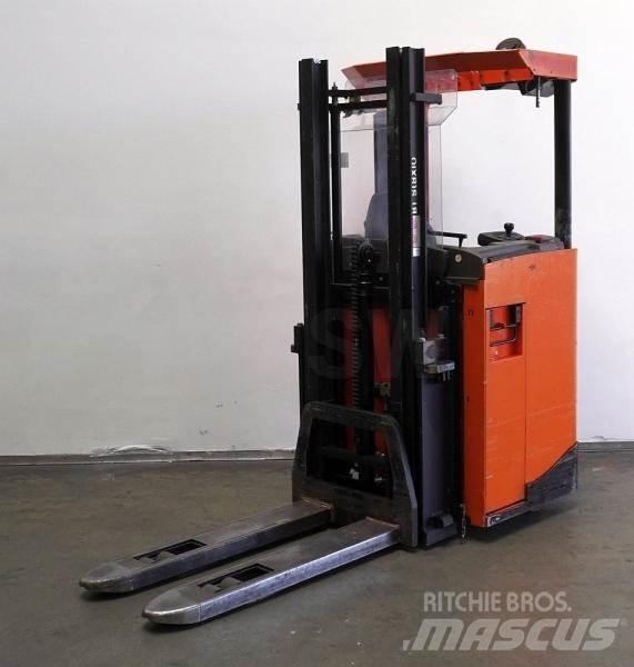 BT SRE135 Self propelled stackers