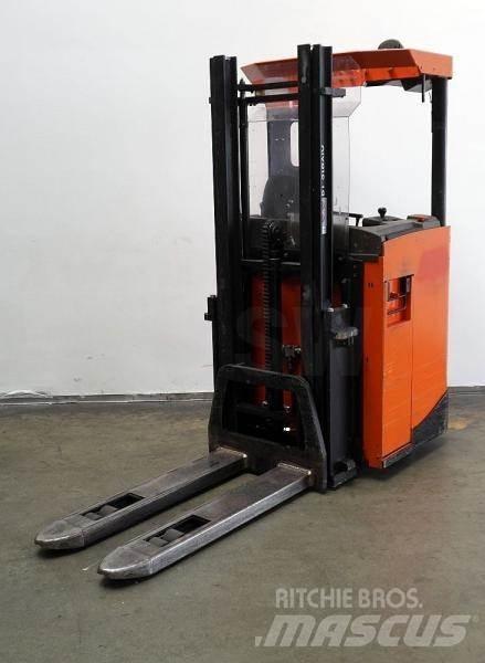 BT SRE135 Self propelled stackers