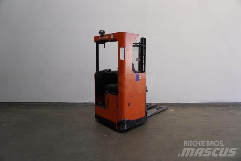 BT SRE135 Self propelled stackers