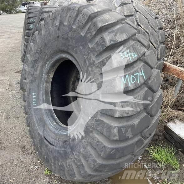 Titan 23.5x25 Pneus, Rodas e Jantes