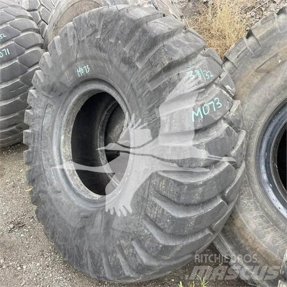 Titan 23.5x25 Pneus, Rodas e Jantes