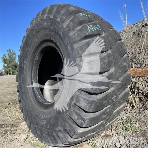 Titan 23.5x25 Pneus, Rodas e Jantes