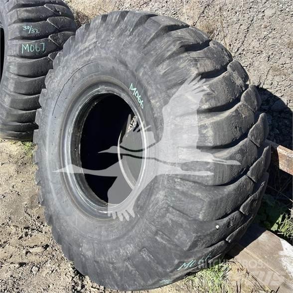 Titan 23.5x25 Pneus, Rodas e Jantes