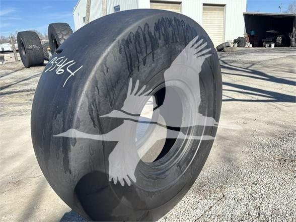 Titan 23.5x25 Pneus, Rodas e Jantes