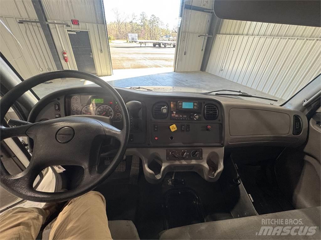 Freightliner M2 Camiões de caixa fechada