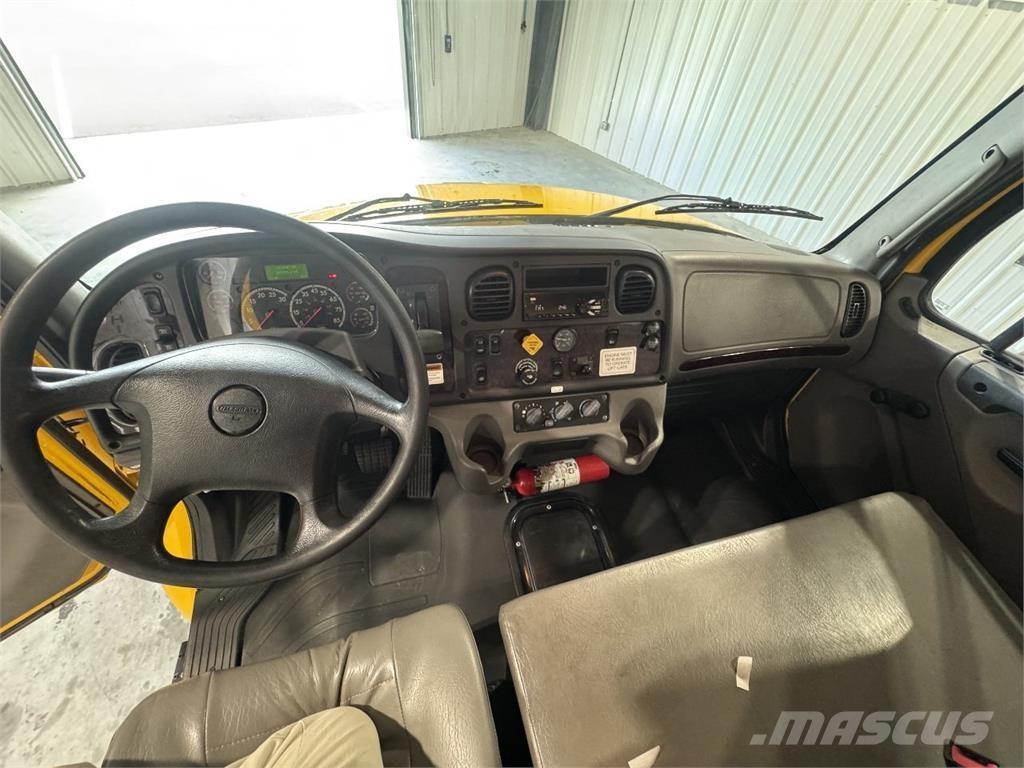 Freightliner M2 Camiões de caixa fechada