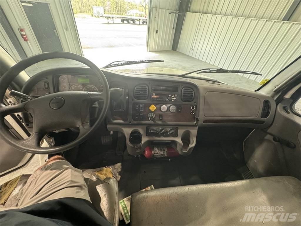 Freightliner M2 106 Camiões estrado/caixa aberta