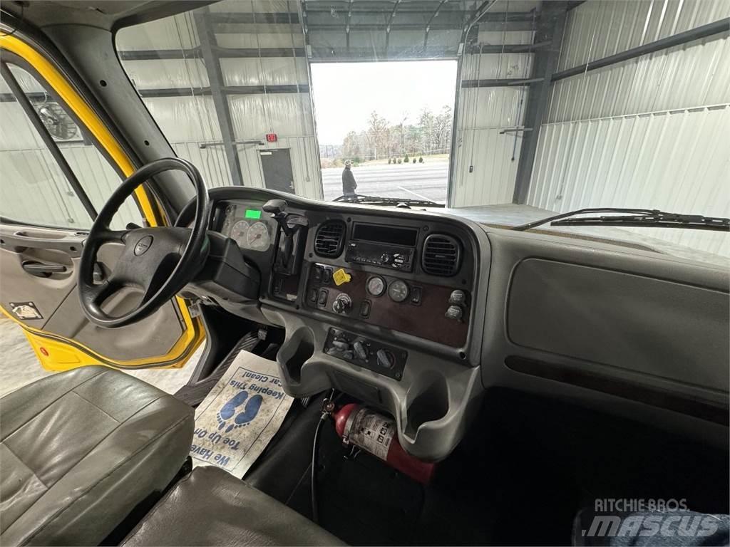 Freightliner M2106 Camiões de caixa fechada