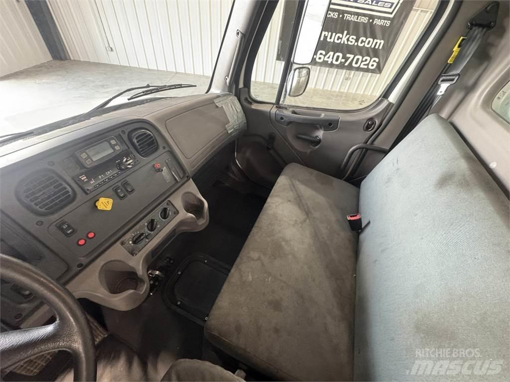 Freightliner M2106 Camiões de caixa fechada