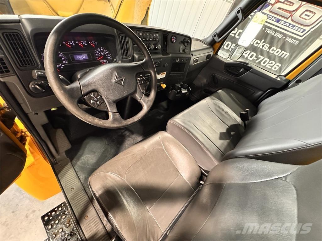 International MV607 Camiões de caixa fechada