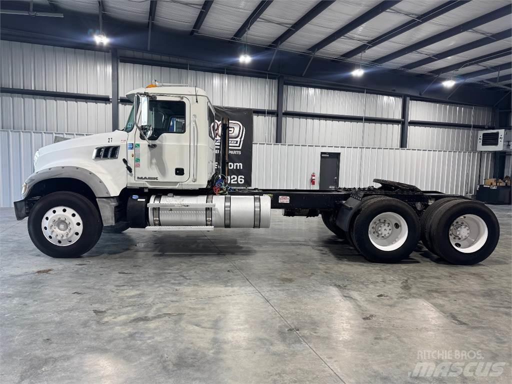 Mack GU713 Tractores (camiões)