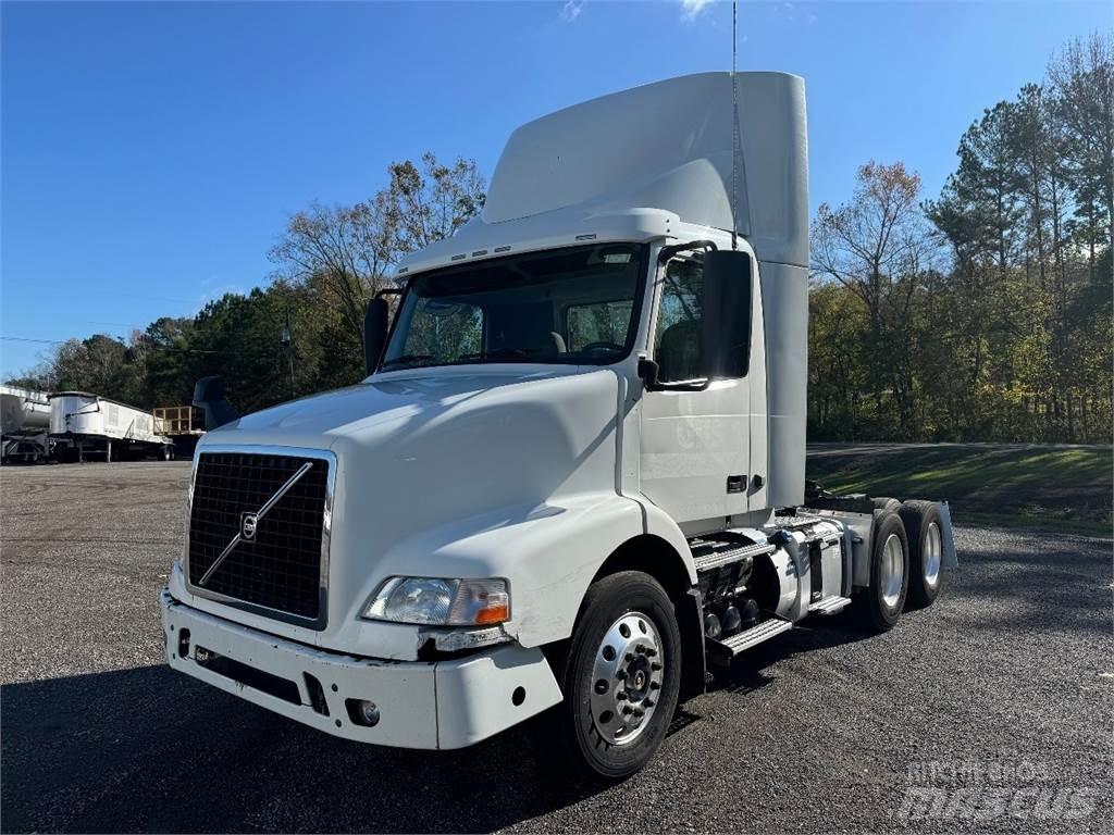 Volvo VNM64T200 Tractores (camiões)