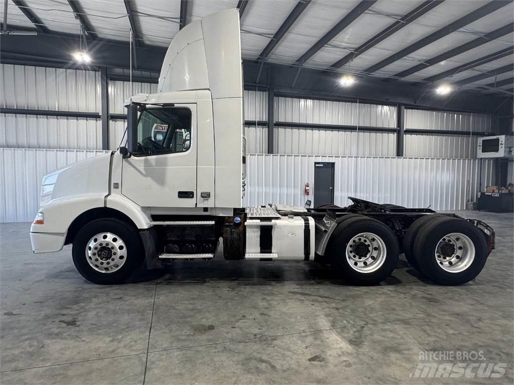 Volvo VNM64T200 Tractores (camiões)