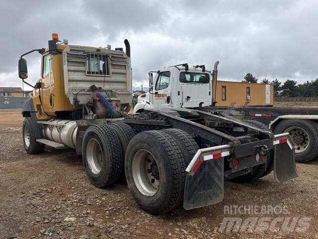 CAT CT660S Tractores (camiões)