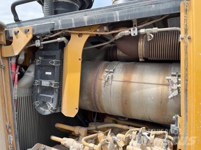 CAT D8T Dozers - Tratores rastos