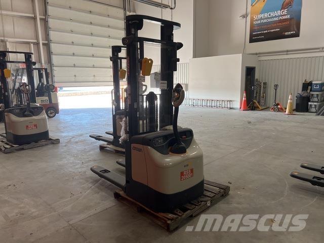 Crown ES 4000 Self propelled stackers