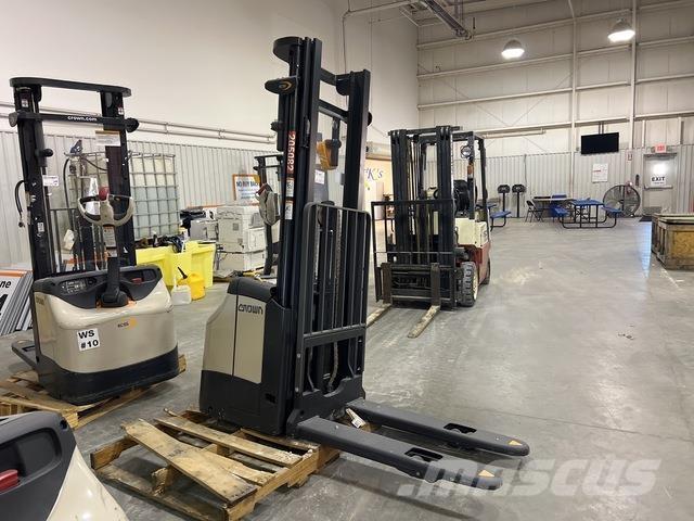 Crown ES 4000 Self propelled stackers