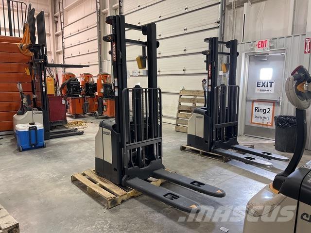 Crown ES 4000 Self propelled stackers