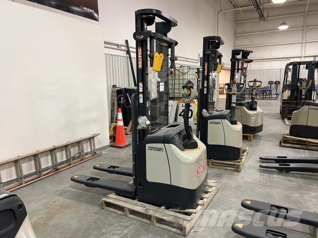 Crown ES 4000 Self propelled stackers