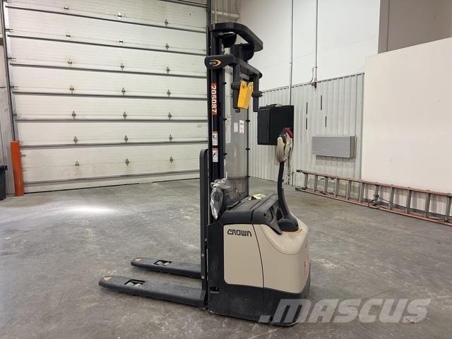 Crown ES 4000 Self propelled stackers