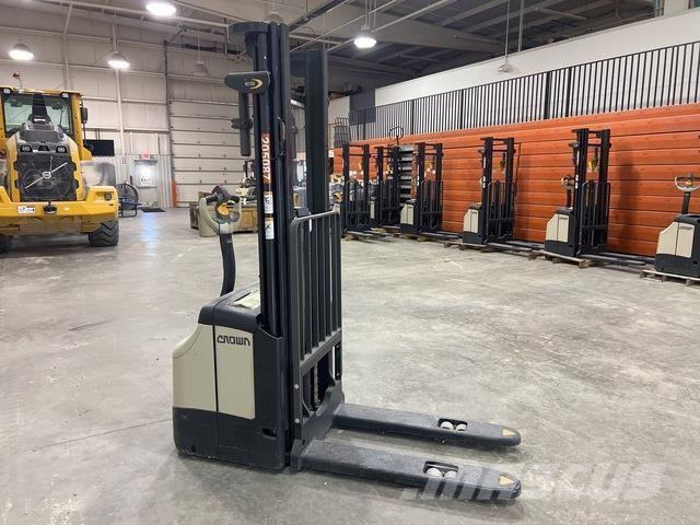 Crown ES 4000 Self propelled stackers