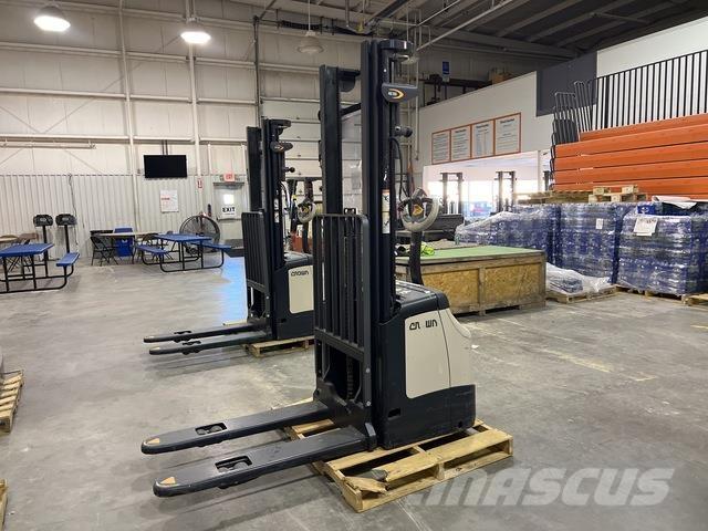 Crown ES 4000 Self propelled stackers