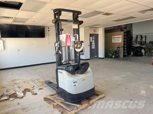 Crown ES 4000 Self propelled stackers