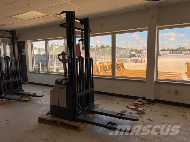 Crown ES 4000 Self propelled stackers