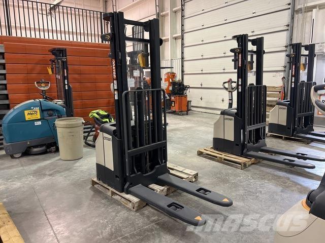 Crown ES 4000 Self propelled stackers