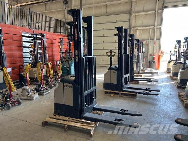 Crown ES 4000 Self propelled stackers