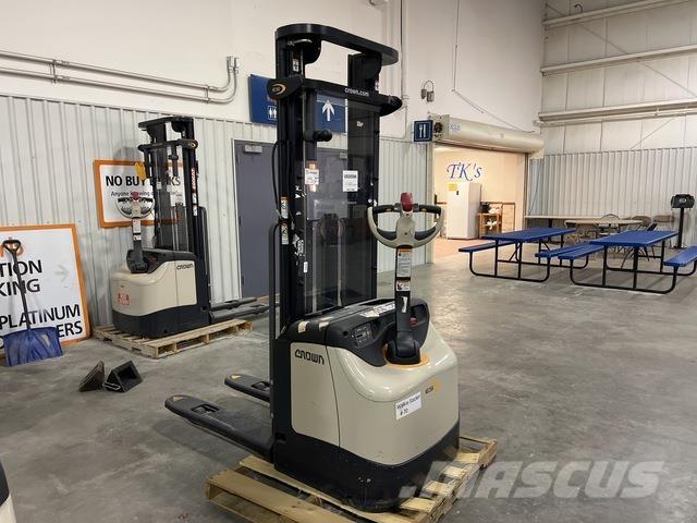Crown ES 4000 Self propelled stackers