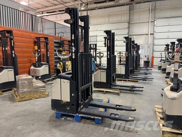 Crown ES 4000 Self propelled stackers