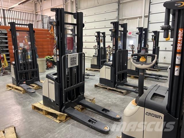 Crown ES 4000 Self propelled stackers