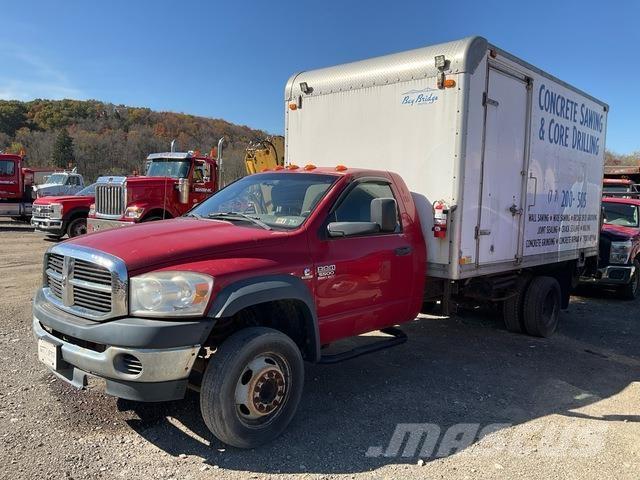 Dodge 5500 Camiões de caixa fechada