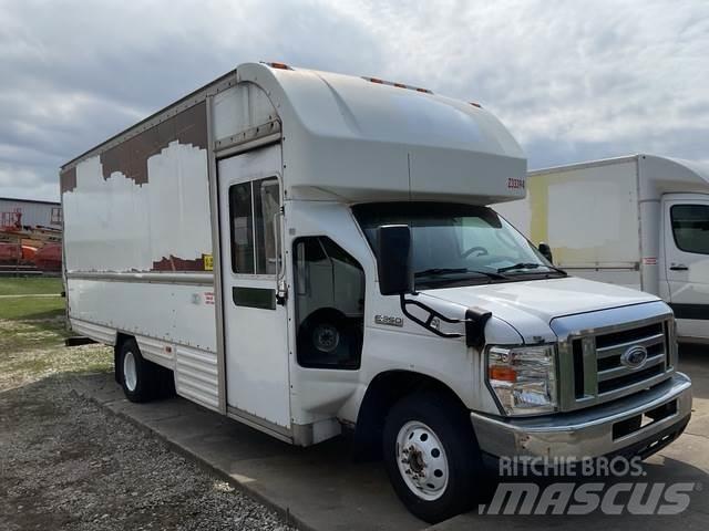 Ford E-350 Camiões de caixa fechada