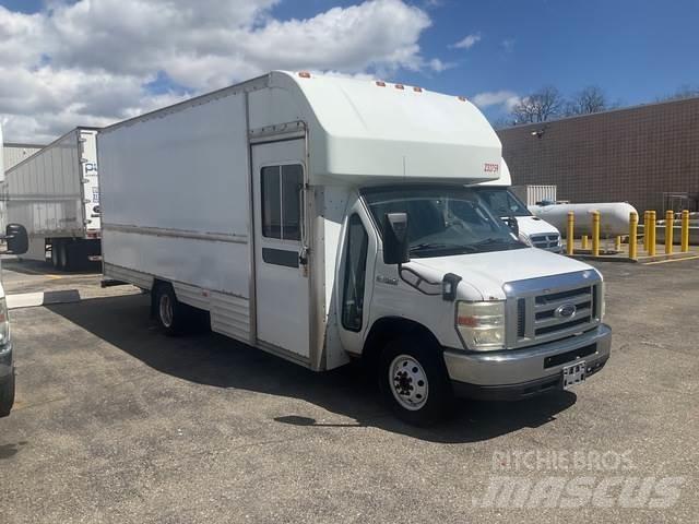 Ford E-350 Camiões de caixa fechada