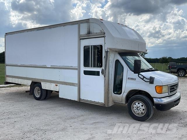 Ford E-350 Camiões de caixa fechada