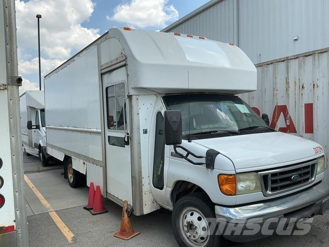 Ford E-350 Camiões de caixa fechada