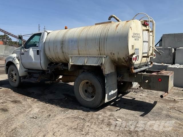 Ford F-750 Auto-tanques