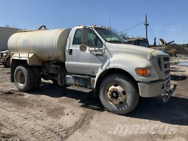 Ford F-750 Auto-tanques