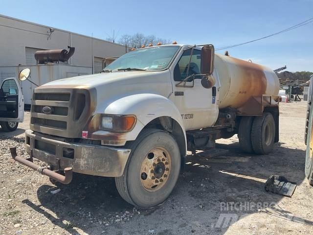 Ford F-750 Auto-tanques