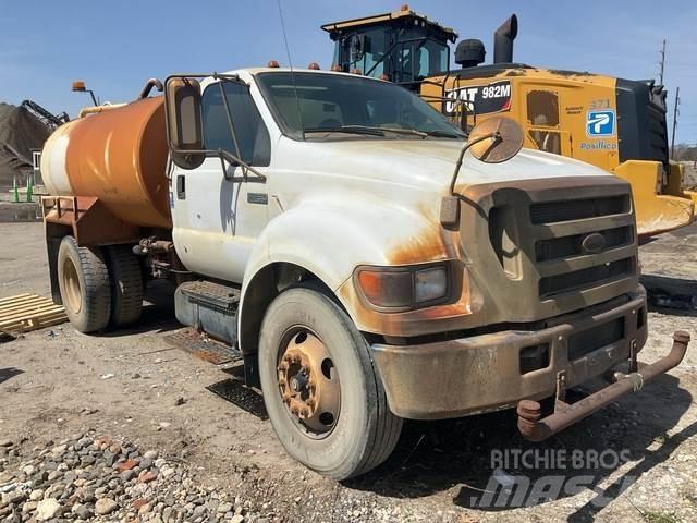 Ford F-750 Auto-tanques