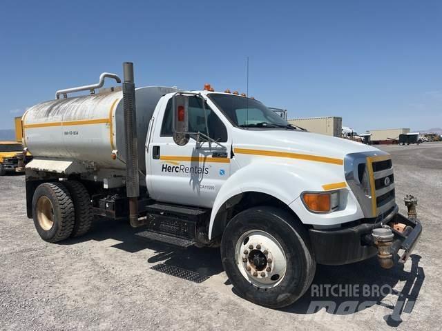 Ford F-750 Auto-tanques
