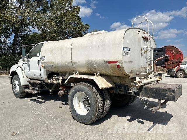 Ford F-750 Auto-tanques