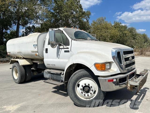 Ford F-750 Auto-tanques